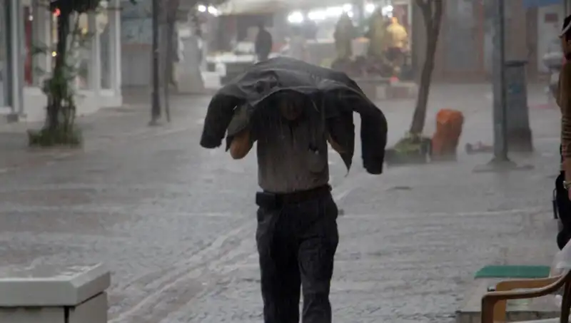 Türkiye'de 25 İlde Sarı Kodlu Uyarı: Kuvvetli Sağanak Yağışlarına Hazırlanın!