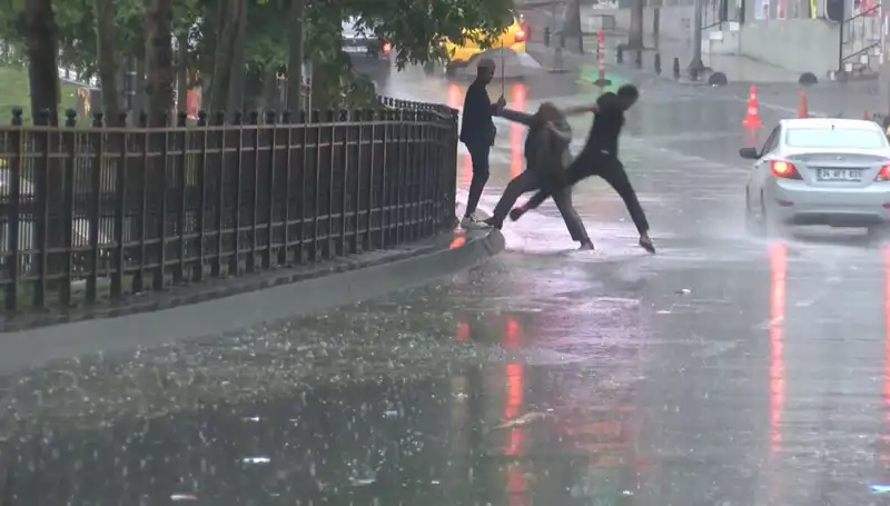 İstanbul ve İzmir İçin Meteorolojiden Turuncu Kodlu Uyarı: Ne Bekleniyor?