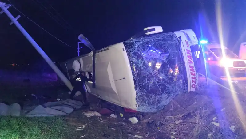 Van'da Yolcu Otobüsü Devrildi: 28 Yaralı, Kaza Anı Anbean Kaydedildi!