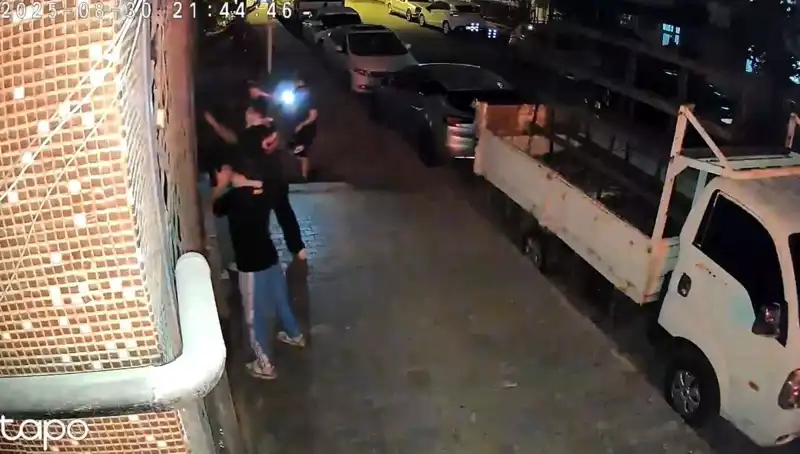 Gençlere Saldırı: "Abinin Selamı Var" Diyerek Etek Giydirip Darp Ettiler