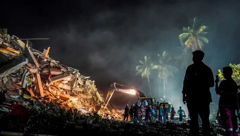 Myanmar'da Üç Gün Enkaz Altında Kalan Kadın Kurtarıldı
