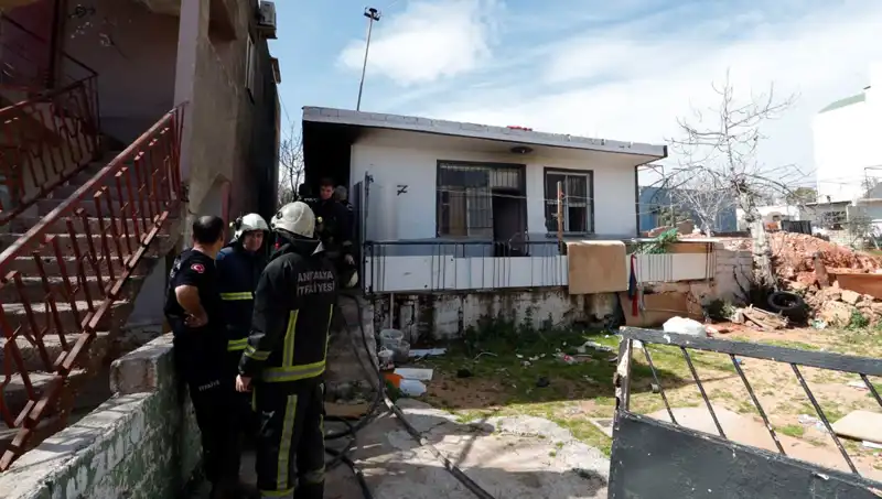 Antalya'da Gecekondu Yangını: Alevler Geceyi Aydınlattı, Vatandaşlar Panik İçinde