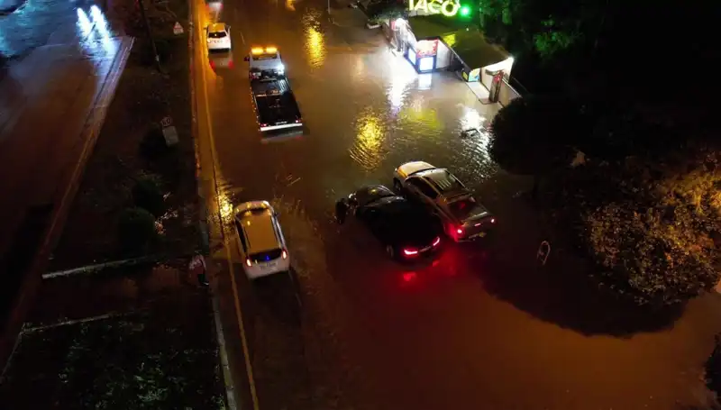 Adana’da Sağanak Yağış Hayatı Olumsuz Etkiledi: Cadde ve Yollar Sular Altında Kaldı