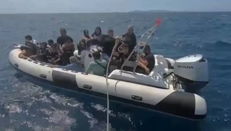 Düzensiz Göçmenlere Kurtarma Operasyonu: 15 Kişi Hayata Döndürüldü